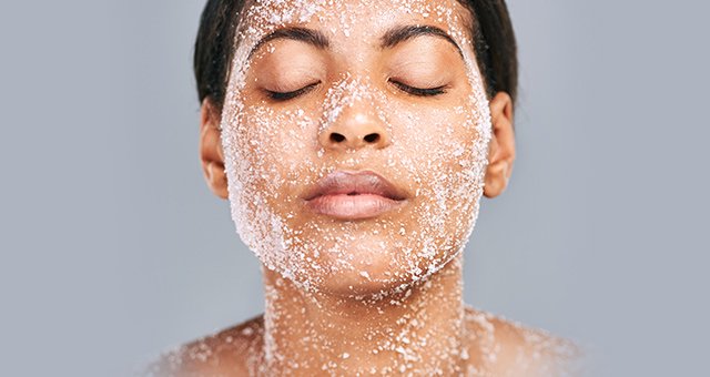 Солевой скраб в домашних условиях: 12 лучших рецептов для тела, лица и кожи головы