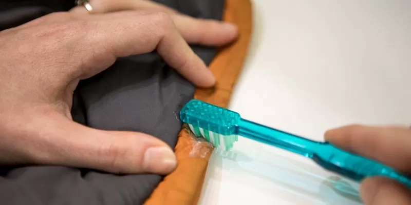 вывести чернила с помощью зубной пасты