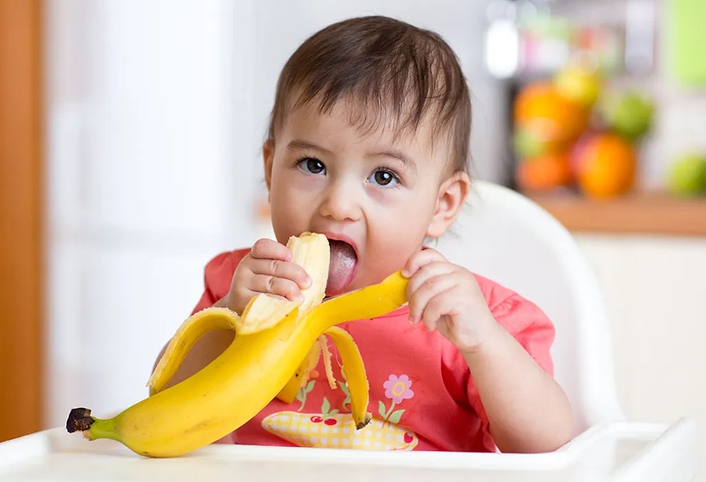 Когда ребенку можно давать банан: со скольки месяцев, грудничку, прикорм