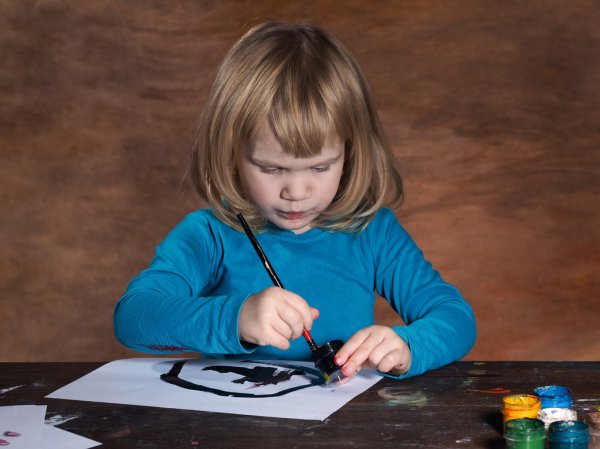 Ребенок рисует черным цветом: когда это нормально, а когда бить тревогу