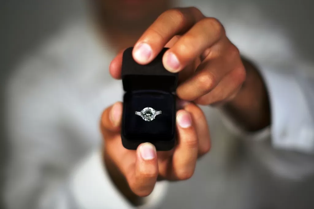 Кольцо для помолвки и обручальные кольца – в чем разница?