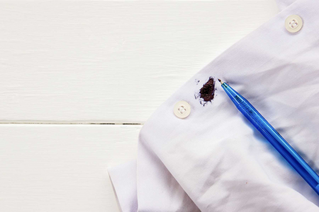 Как отстирать ручку с белой рубашки – народные способы и профессиональные средства