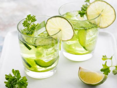12 полезных свойств лимонного сока