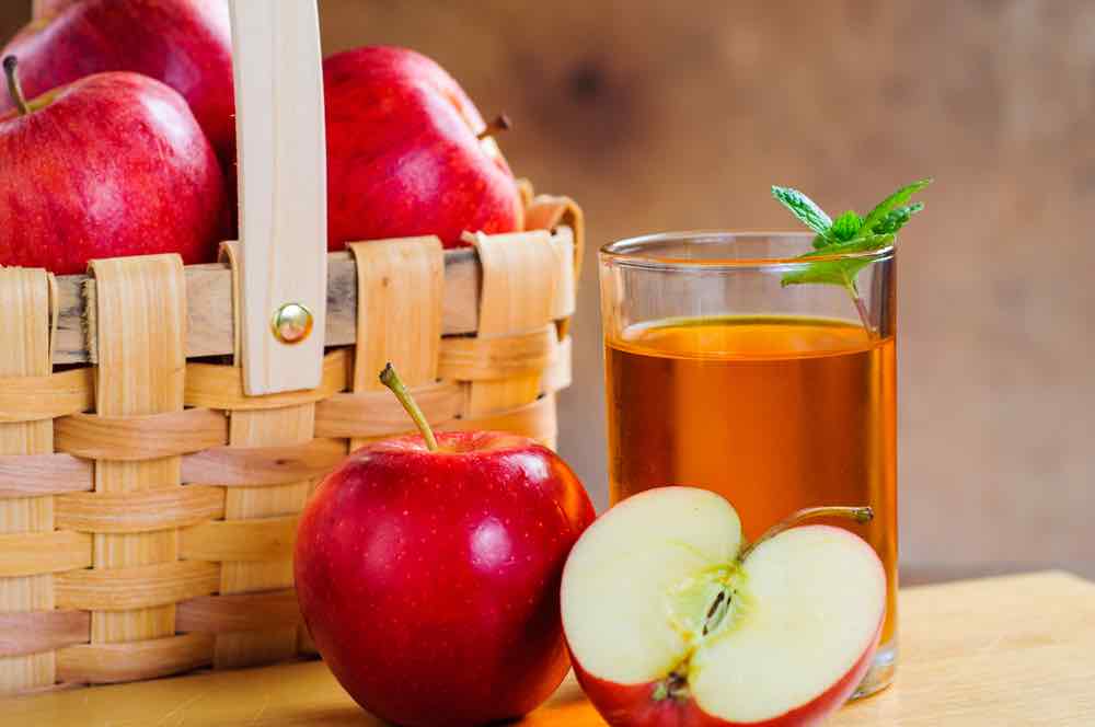 Как хранить свежевыжатый яблочный сок: сколько можно в холодильнике, при комнатной температуре, в замороженном виде