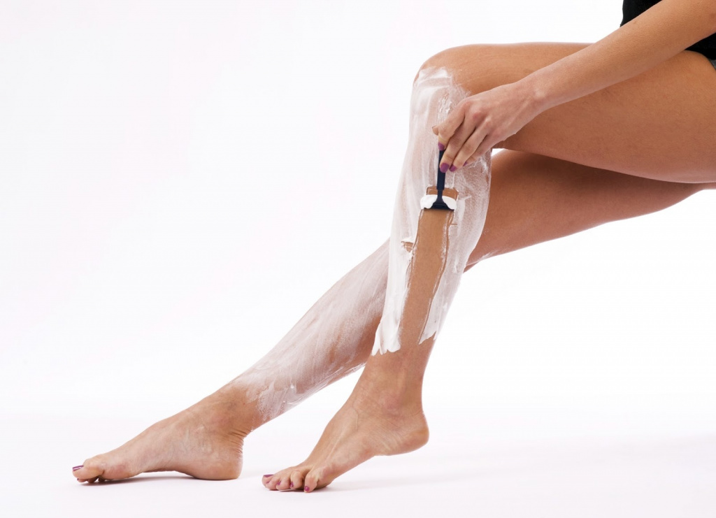 Как правильно брить ноги бритвой: правила и обзор 15 средств для и после депиляции