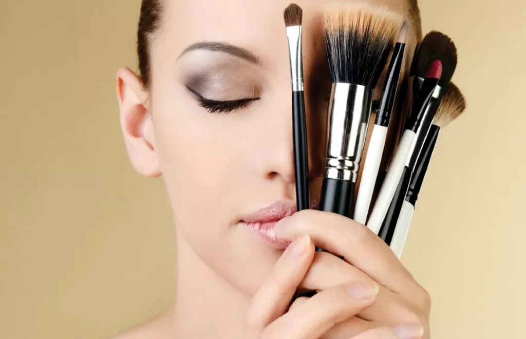 Список аксессуаров, которые помогут правильно наносить макияж на лицо