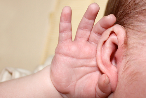 Когда малыш начинает хорошо слышать и осознанно реагировать на звуки