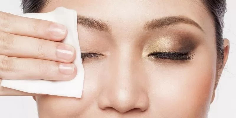 С глаз долой: как правильно снимать макияж с век и ресниц