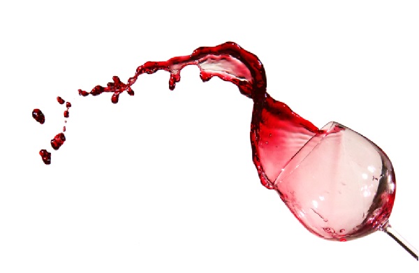 Как вывести свежие и застарелые пятна от красного вина