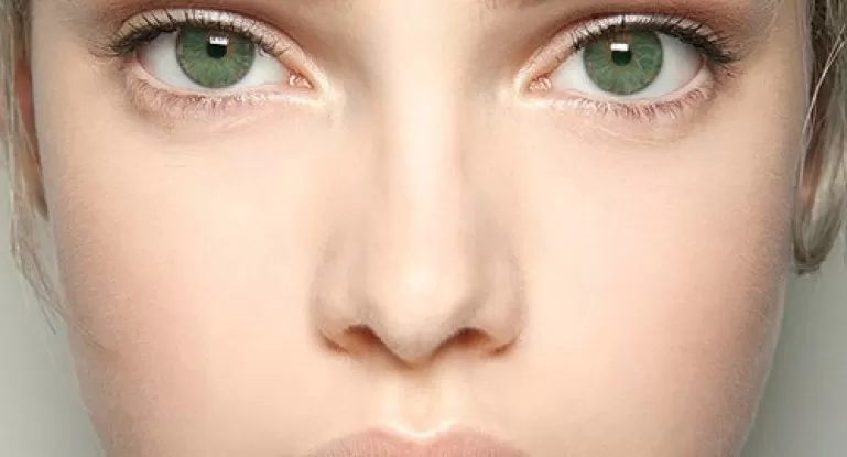 зеленые глаза без макияжа