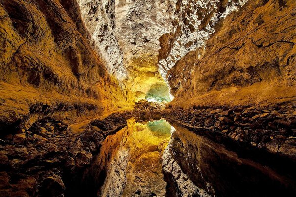 Вулканическая пещера Куэва-де-лос-Вердес