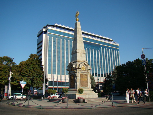 Памятник-обелиск в честь 200-летия Кубанского казачьего войска