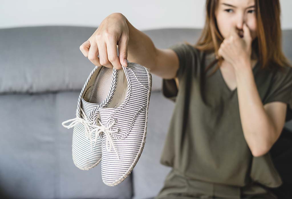 Как убрать запах из обуви – используем домашние и профессиональные средства