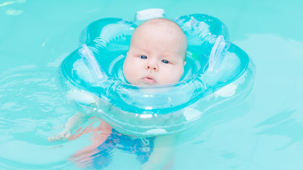 Когда можно купать ребенка с кругом на шее: как часто, со скольки месяцев