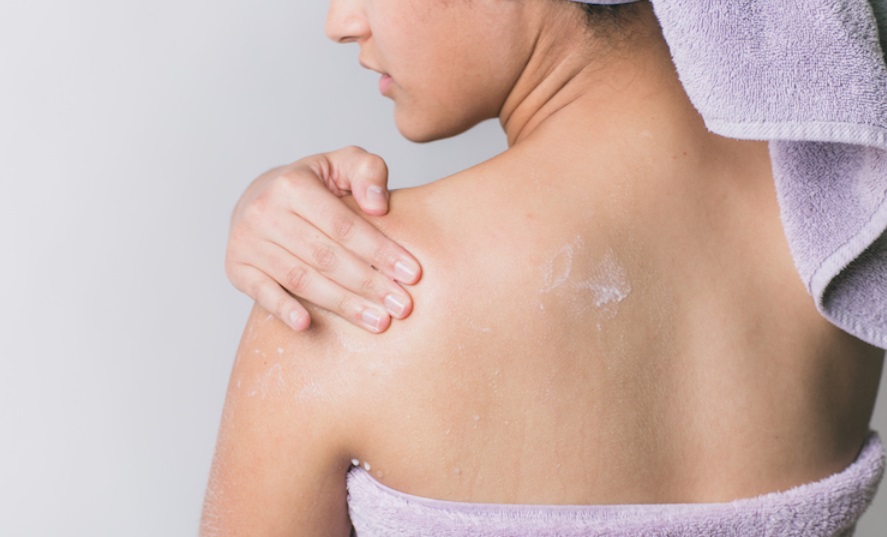 7 внешних причин шелушения кожи на теле