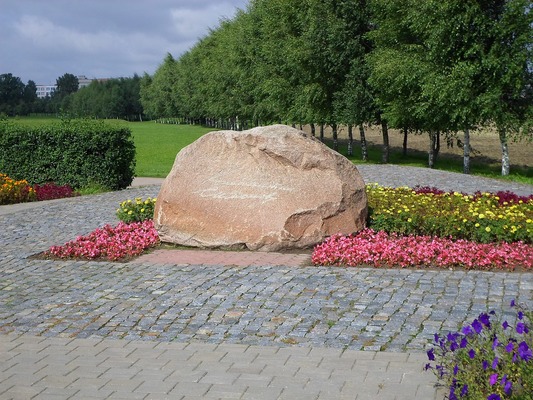 Мемориальный камень Симонова