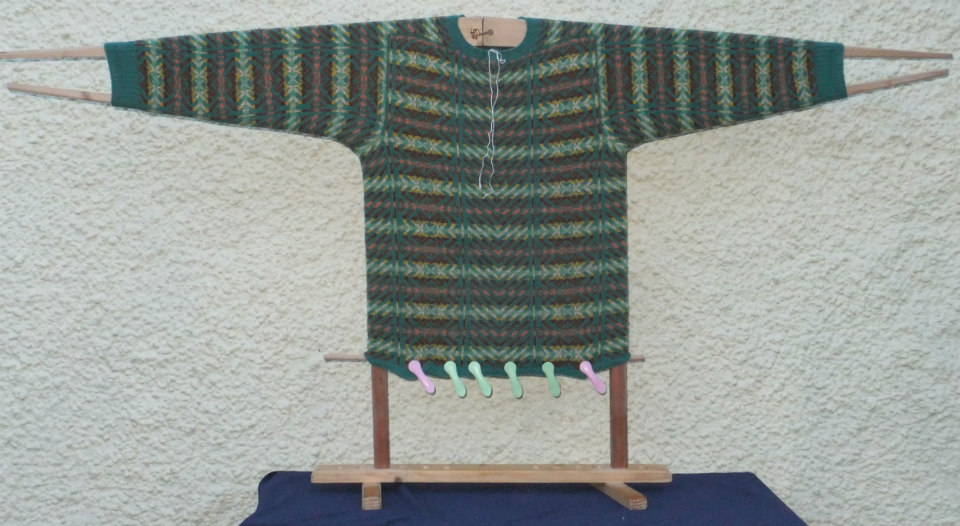 Как растянуть свитер, который сел после стирки