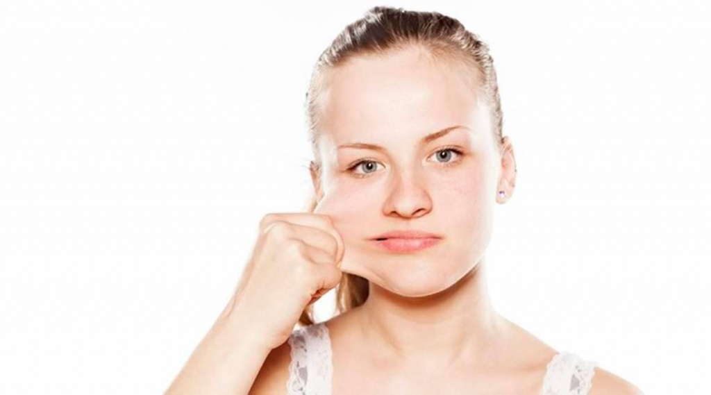 Как убрать брыли и подтянуть овал лица: 5 эффективных средств