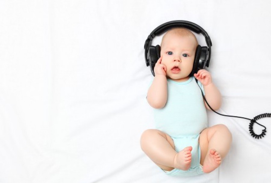Когда малыш начинает хорошо слышать и осознанно реагировать на звуки