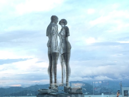 Скульптура «Али и Нино»