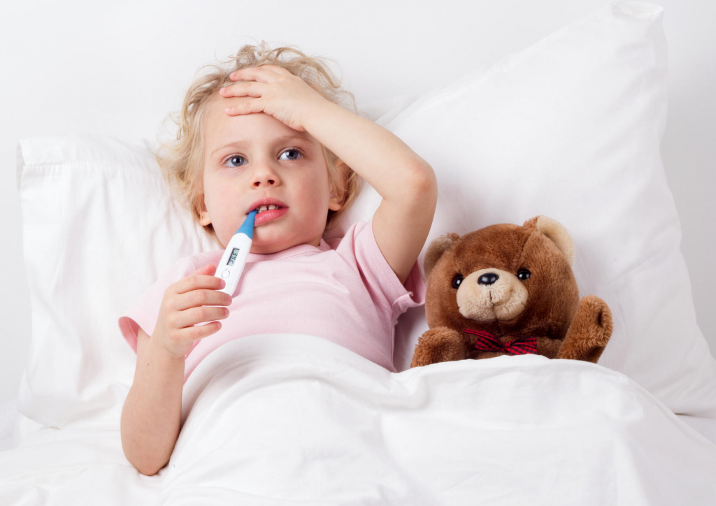 Как правильно сбивать температуру у ребенка
