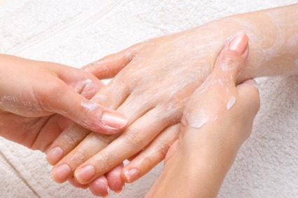 Увлажнение кожи рук в домашних условиях: 6 лучших средств