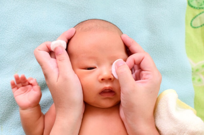 Причины, по которым слезится глаз у новорожденного и грудничка