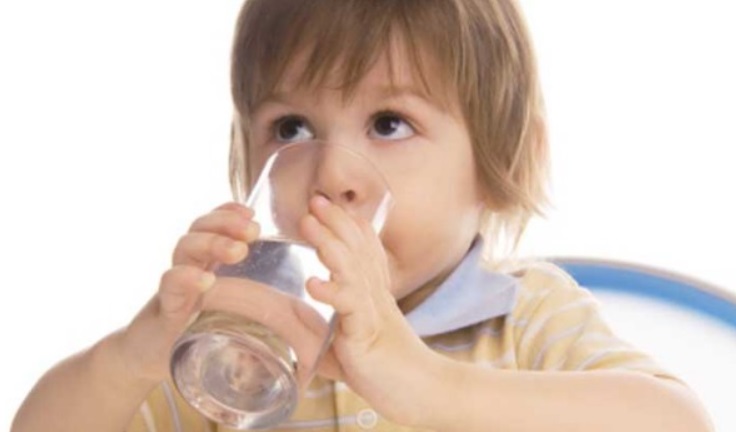 Ребенок пьет много воды